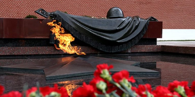 Путин возложил венок к Могиле Неизвестного Солдата в честь 23 февраля